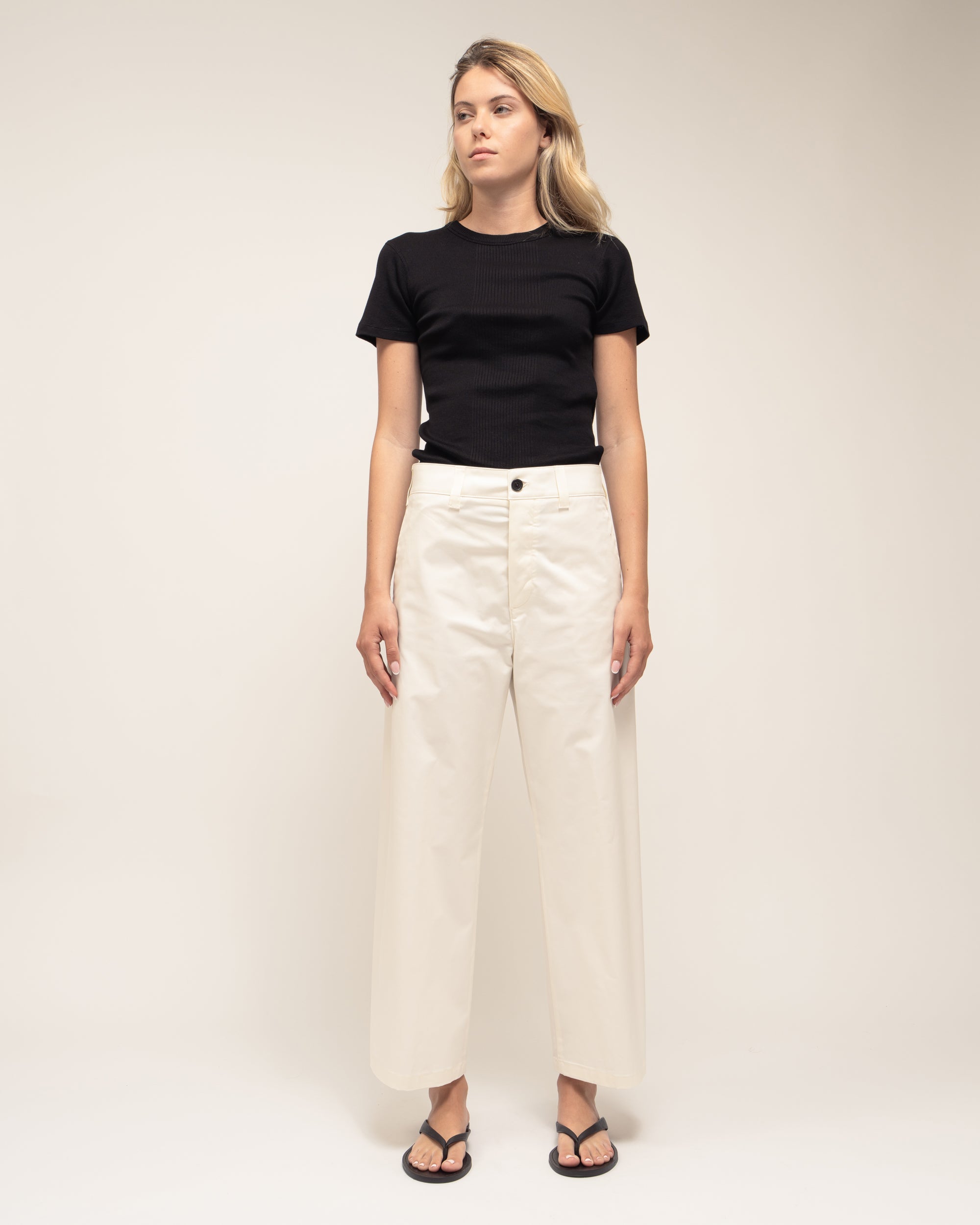 Due pantaloni culotte in gabardina stretch