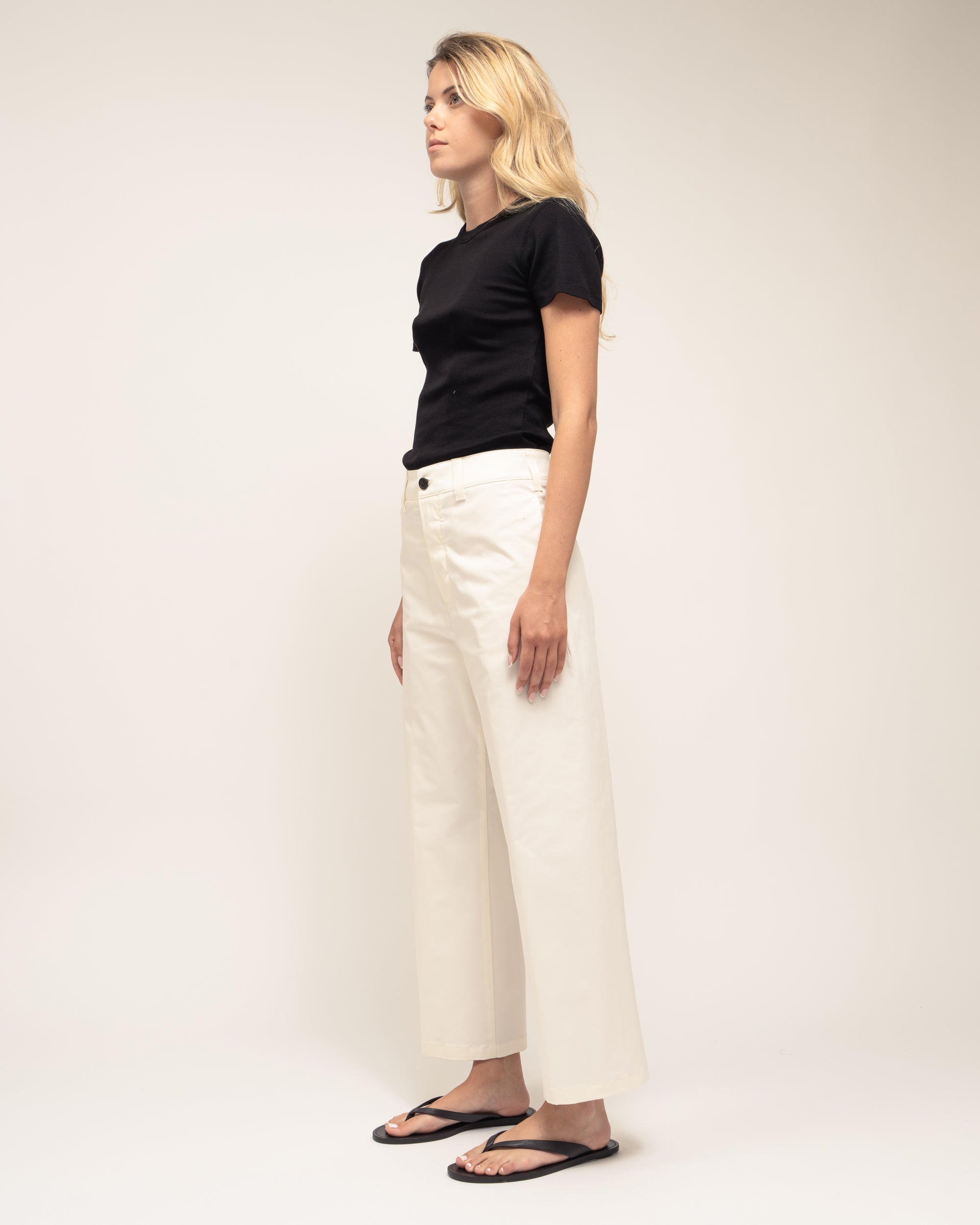 Due pantaloni culotte in gabardina stretch