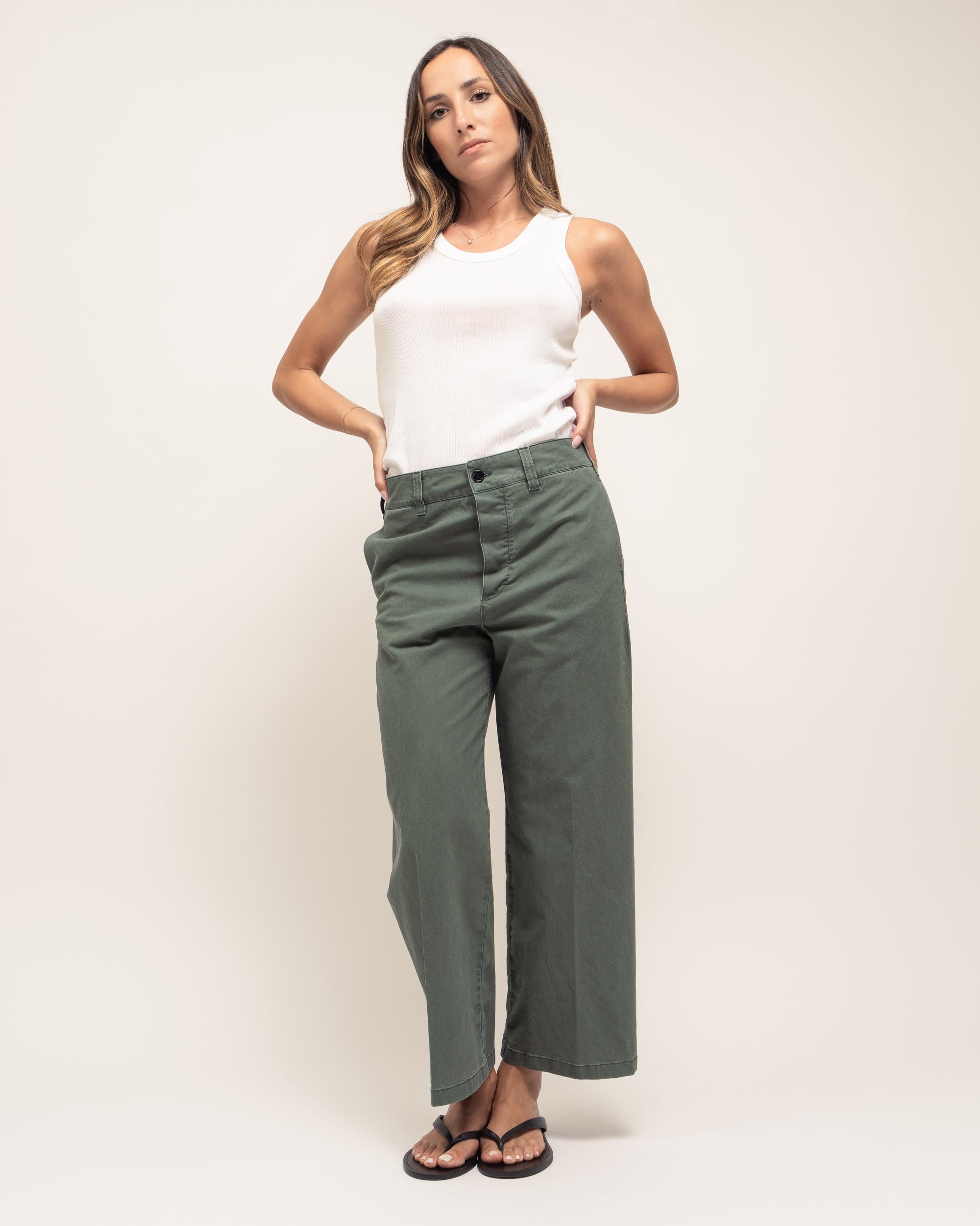 Due pantaloni culotte in gabardina