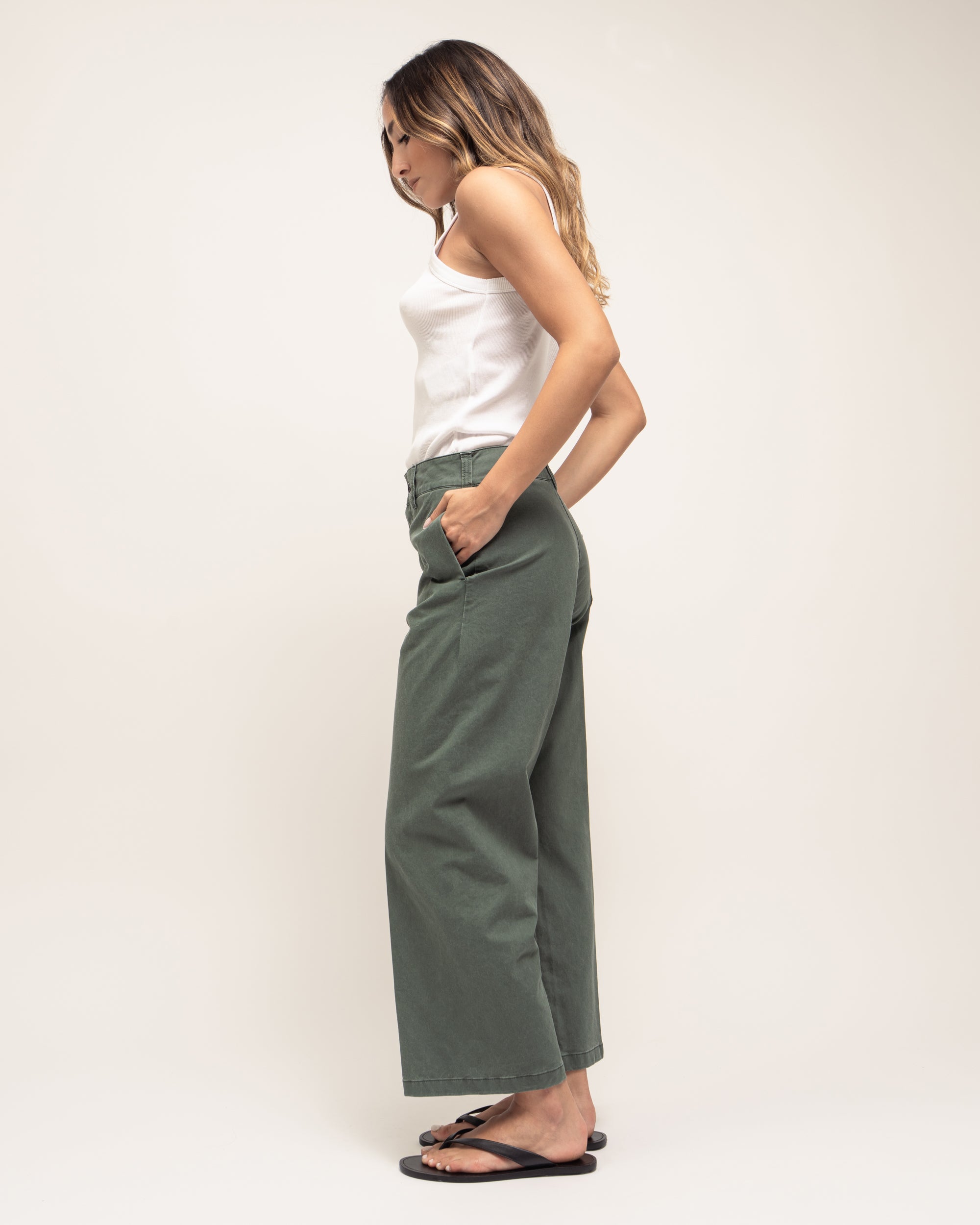 Due pantaloni culotte in gabardina