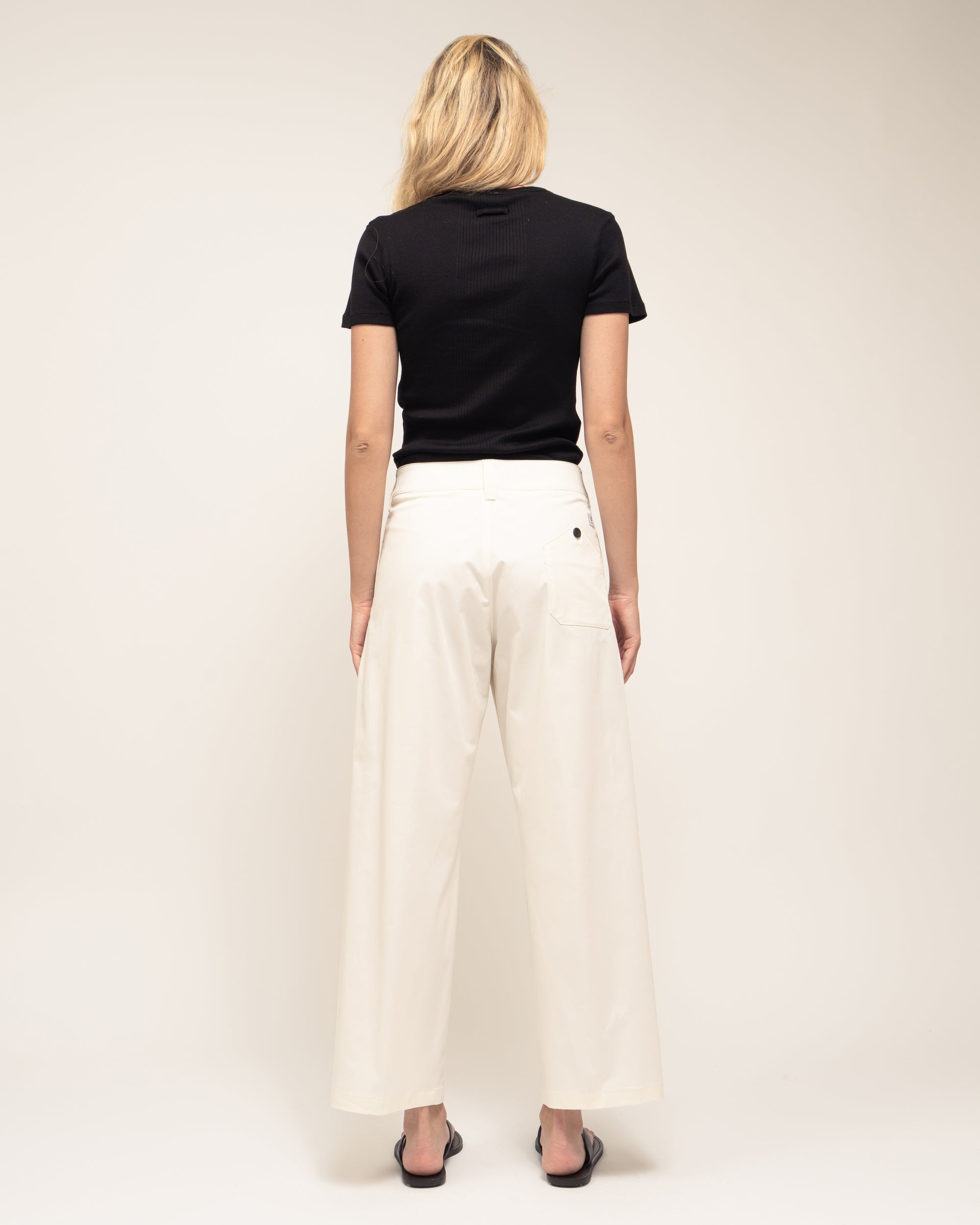 Due pantaloni culotte in gabardina stretch