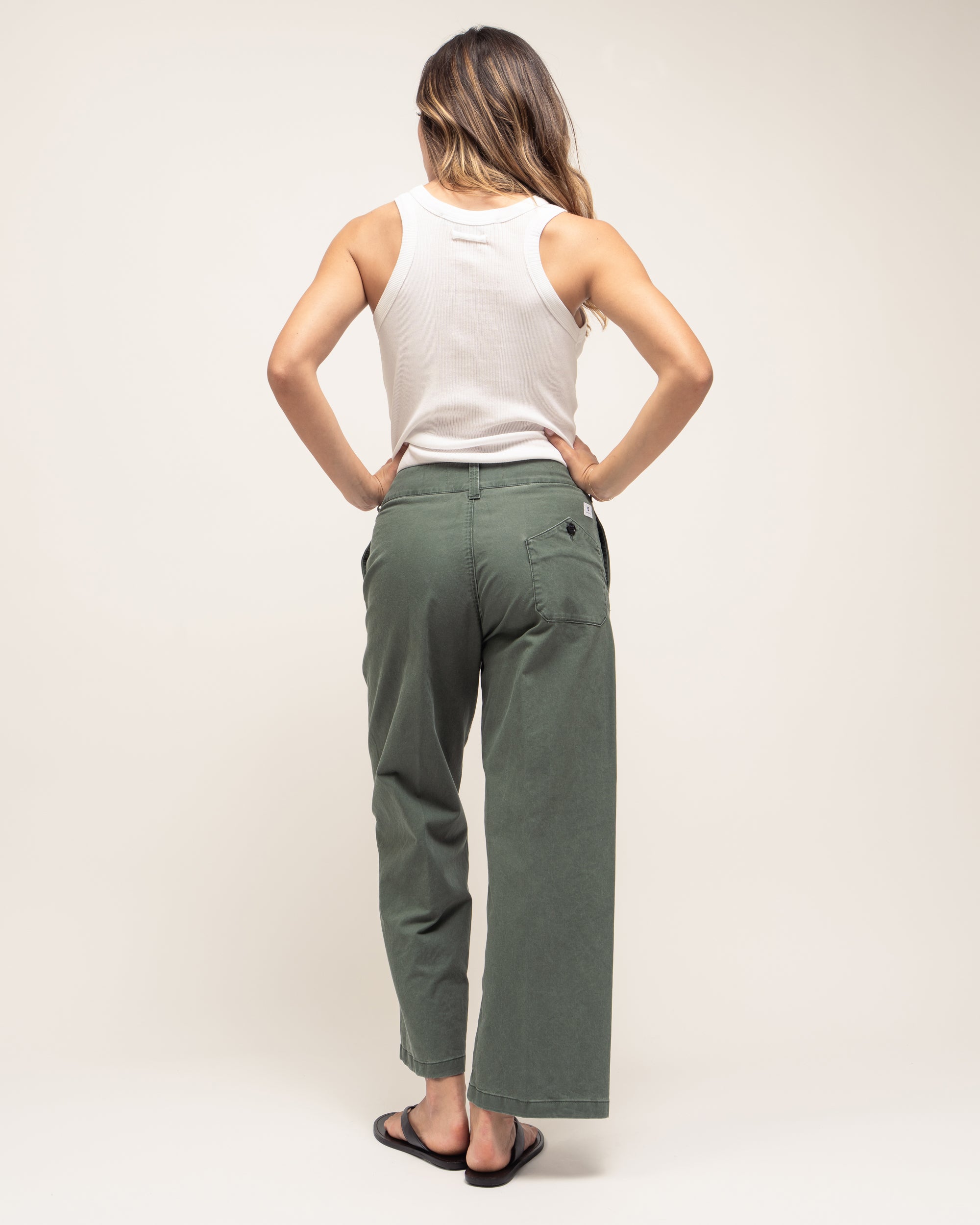 Due pantaloni culotte in gabardina