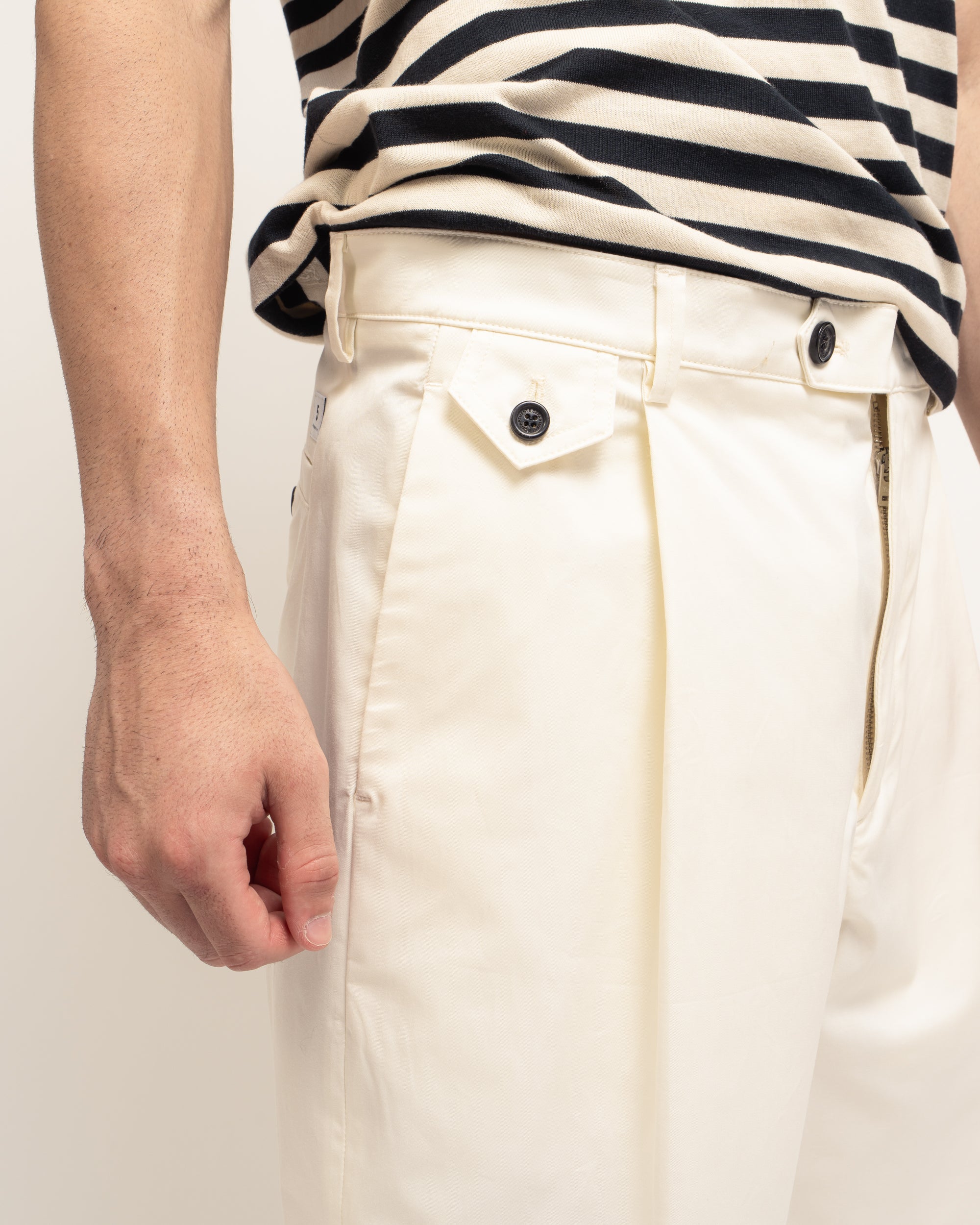 Rushen pantaloni con pieghe in gabardina stretch